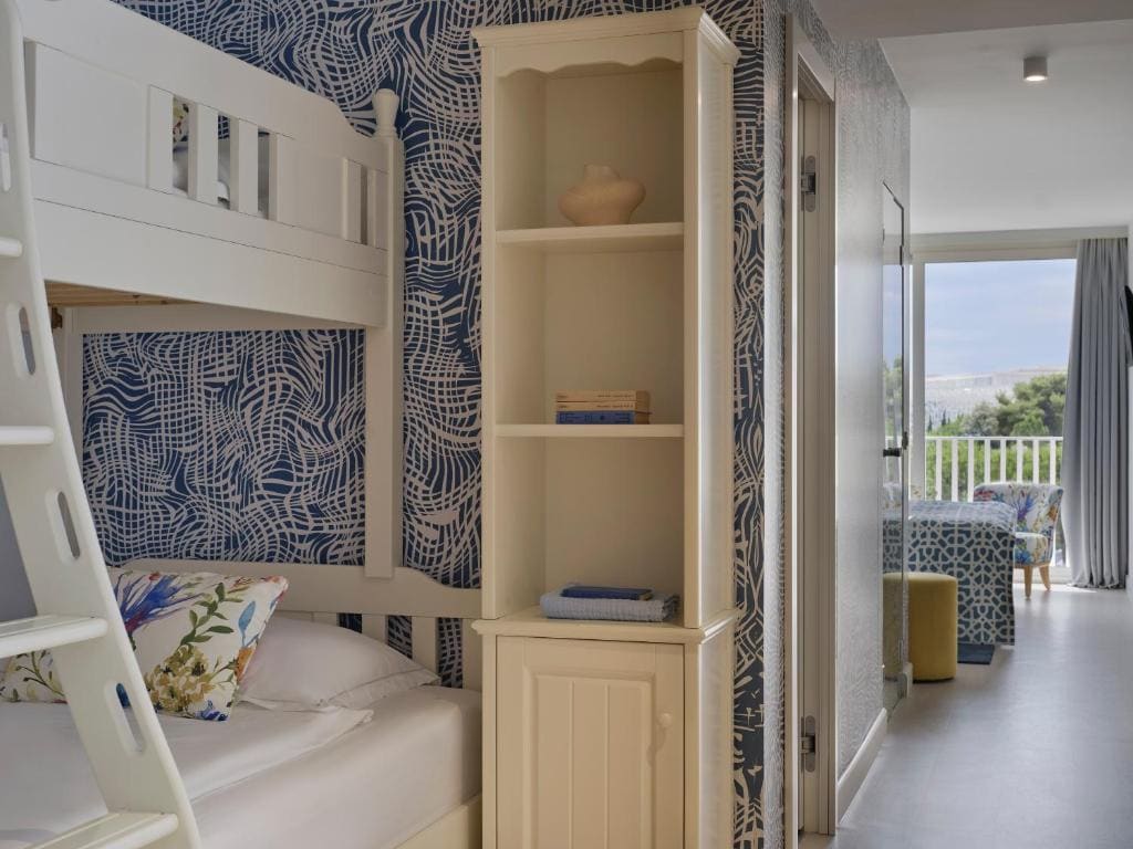 Family Room with Courtyard View room - Image 3
