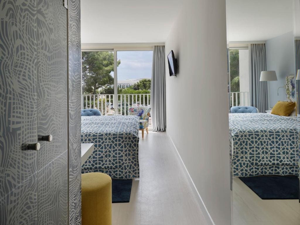 Family Room with Courtyard View room - Image 2