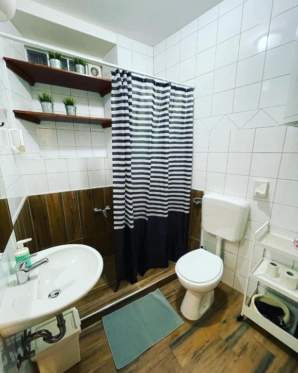 One-Bedroom Apartment - Ground Floor room - Image 1