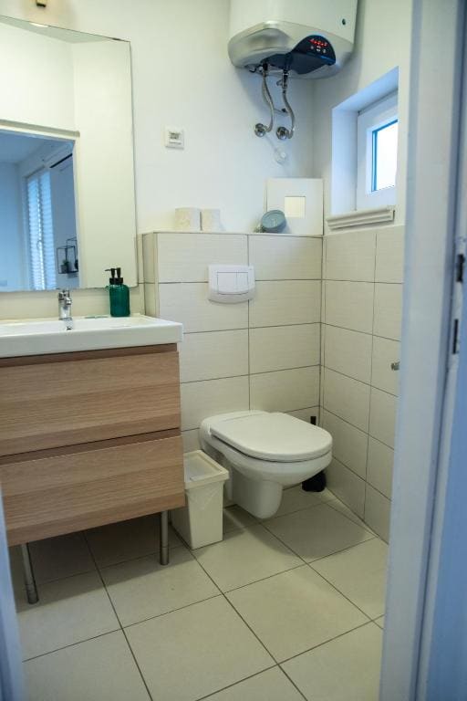 One-Bedroom Apartment room - Image 1