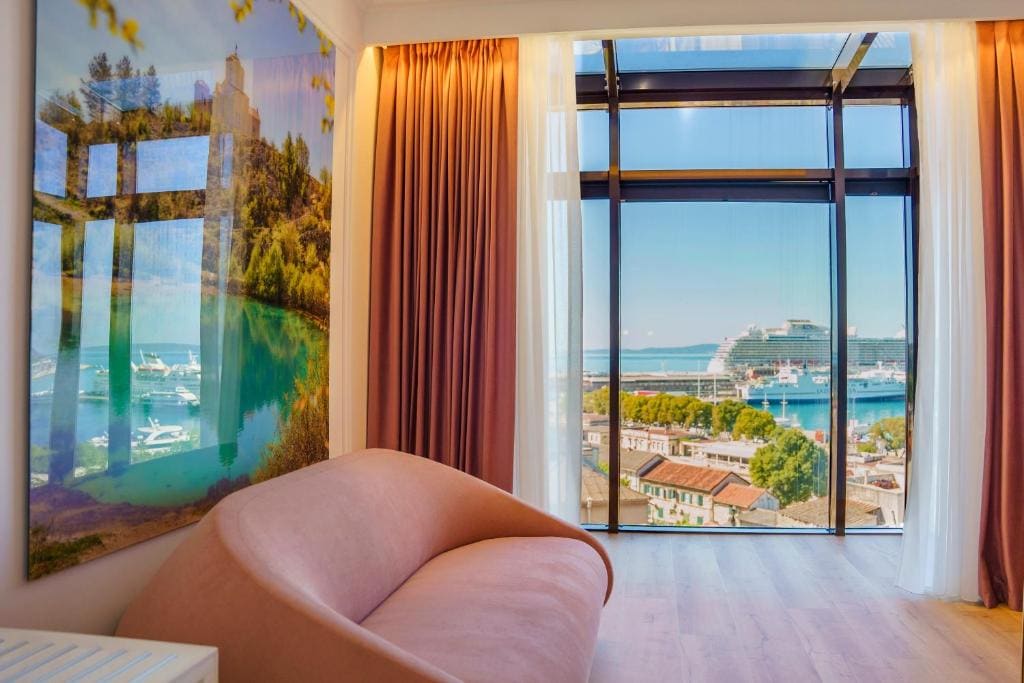 Deluxe Suite with Sea View room - Image 3