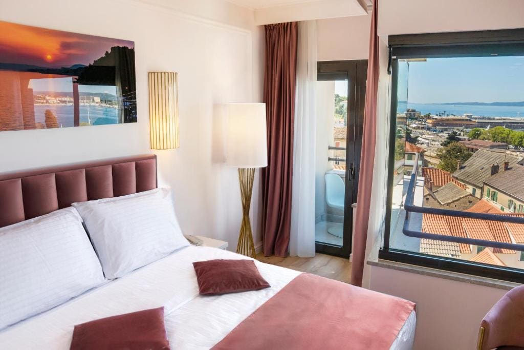 Standard Double Room with Partial Sea View room - Image 3