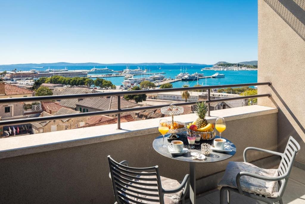 Superior Double or Twin Room with Sea View and Balcony room - Image 3