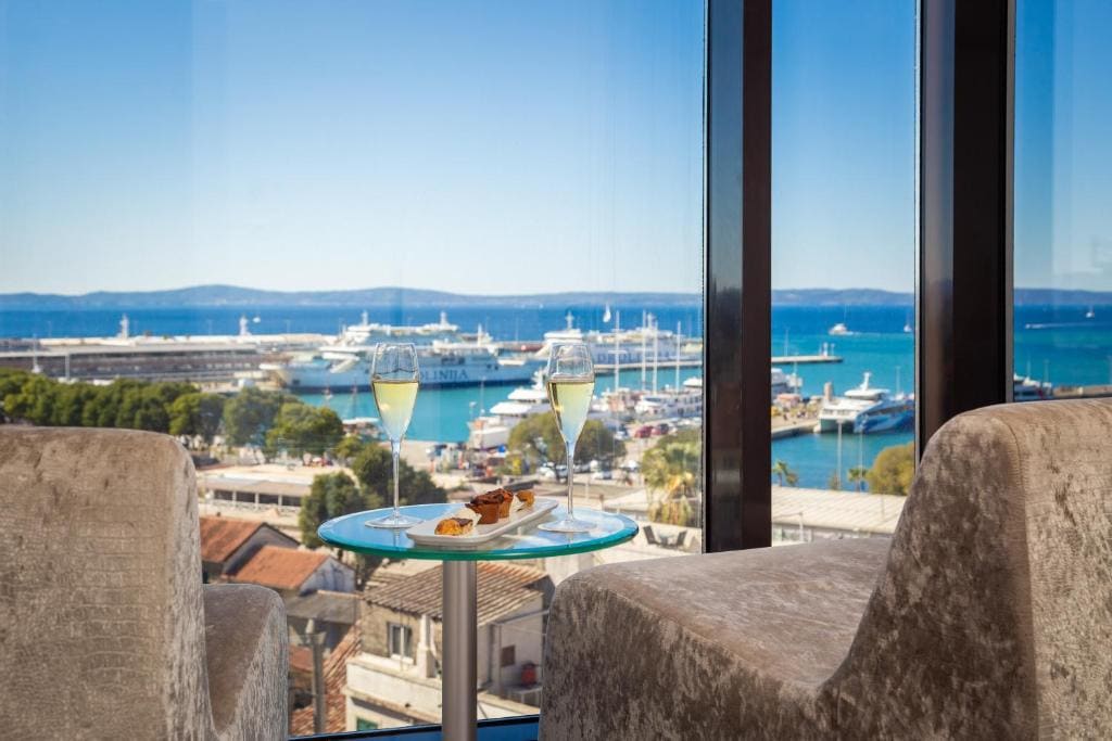 Deluxe Suite with Sea View room - Image 2