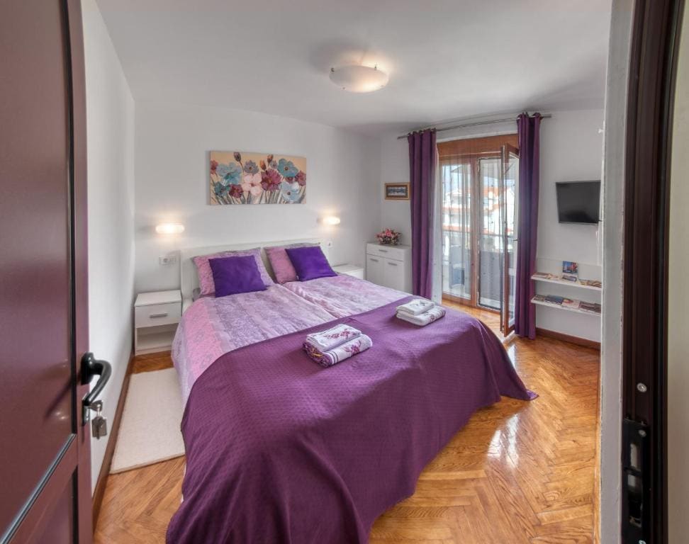 Queen Room with Balcony room - Image 3