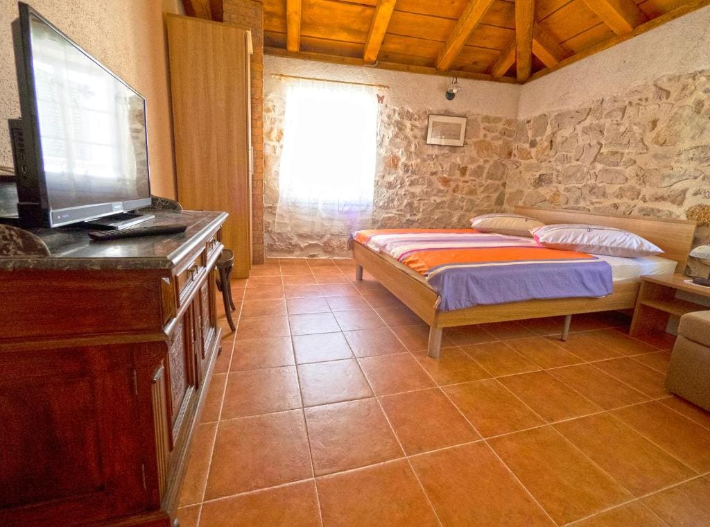 One-Bedroom Apartment room - Image 1