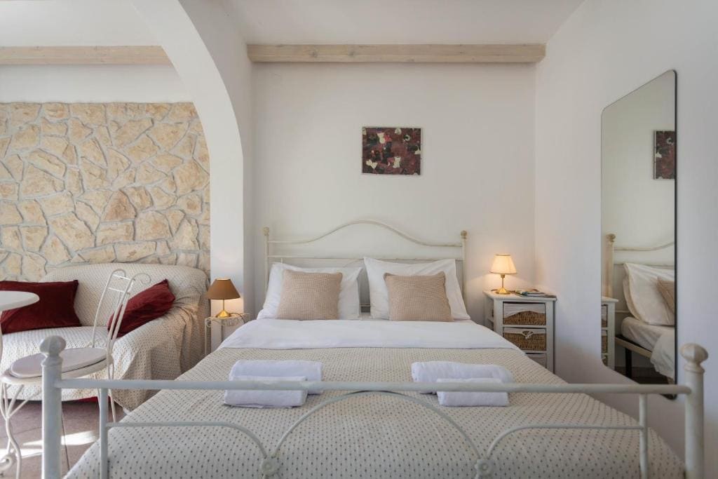 Studio with Balcony room - Image 3