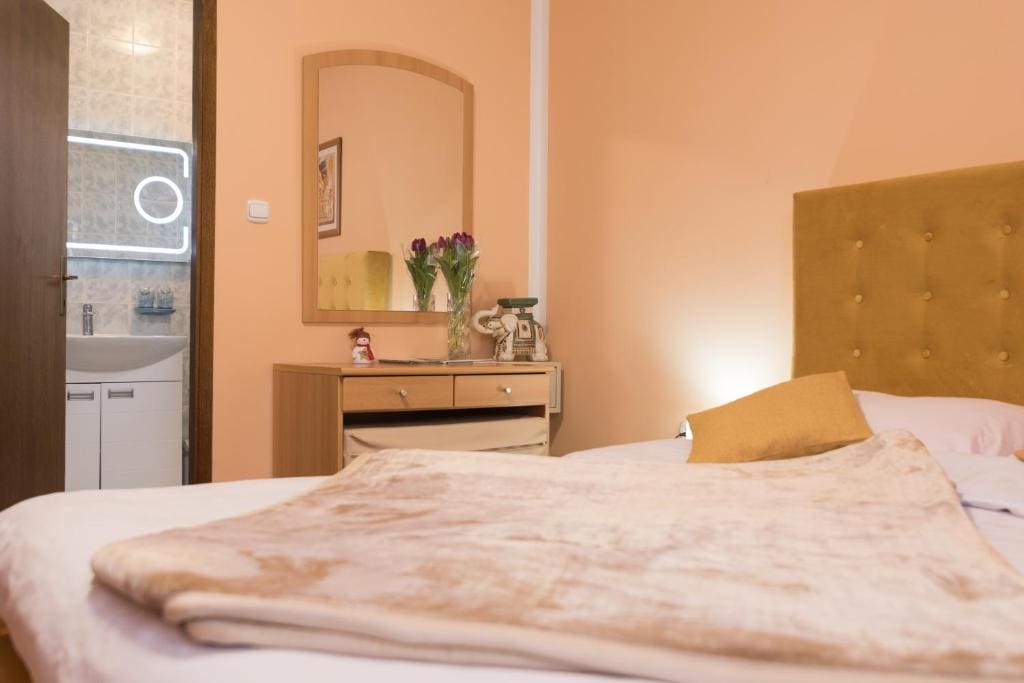 Double Room with Private Bathroom room - Image 3