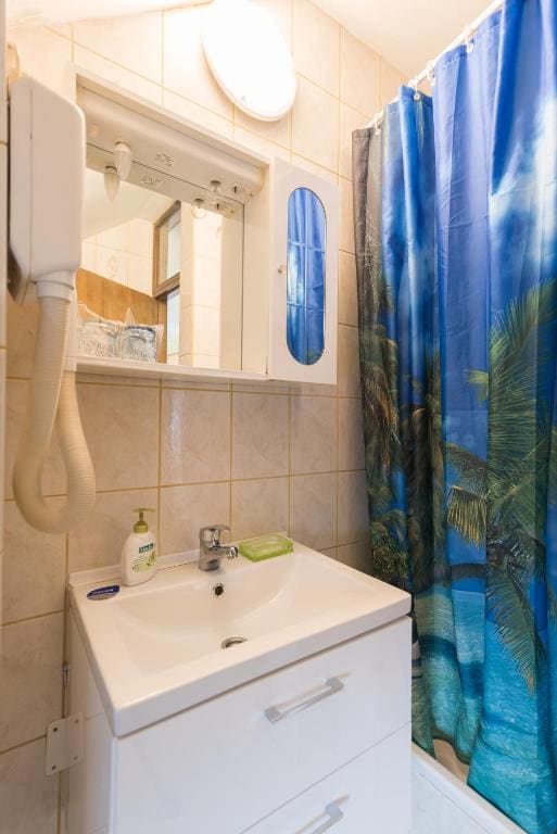 Single Room with Bathroom room - Image 1