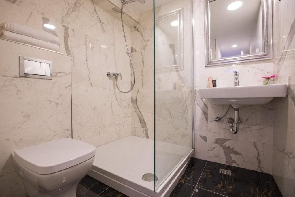 Large Double or Twin Room room - Image 1