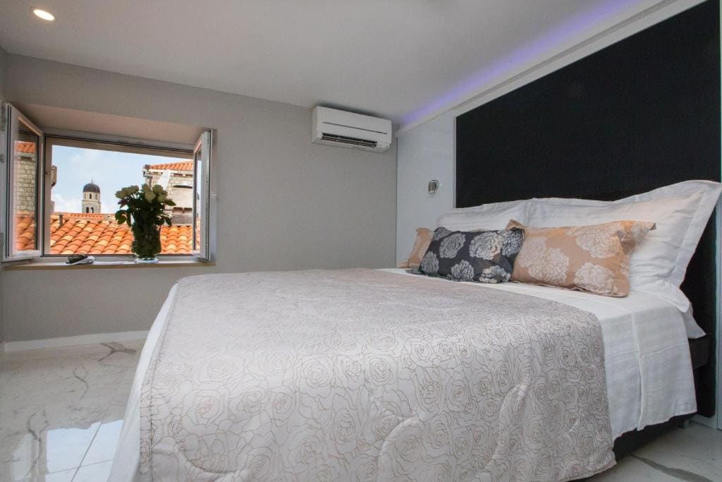 Large Double or Twin Room room - Image 3