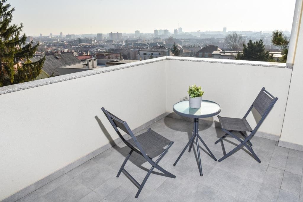 Deluxe Double Room with Balcony room - Image 3