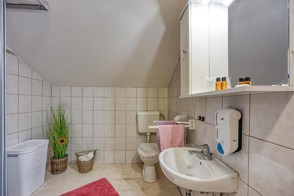 Quadruple Room with Private Bathroom room - Image 2