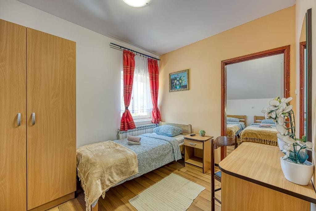 Quadruple Room with Private Bathroom room - Image 3