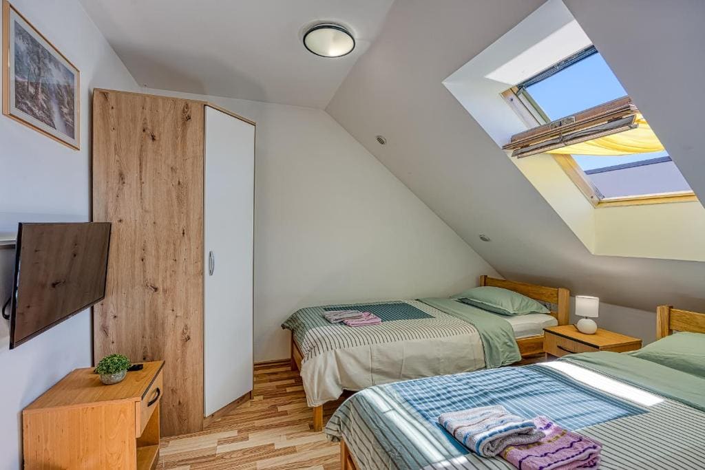 Twin Room with Bathroom room - Image 3