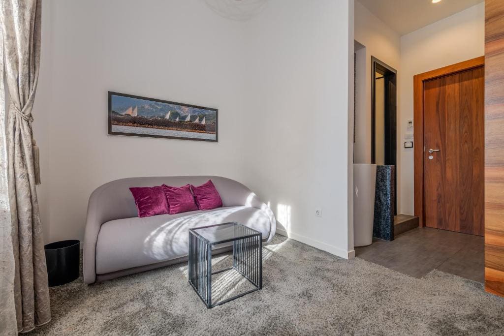 Deluxe Suite with Balcony room - Image 3