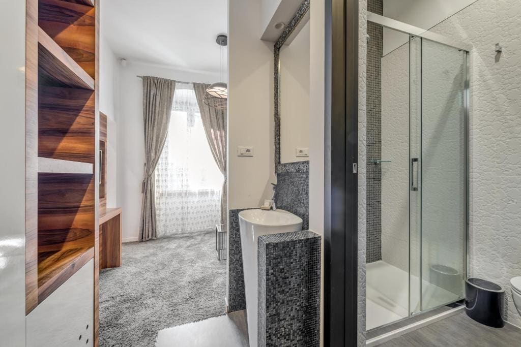 Deluxe Suite with Balcony room - Image 1