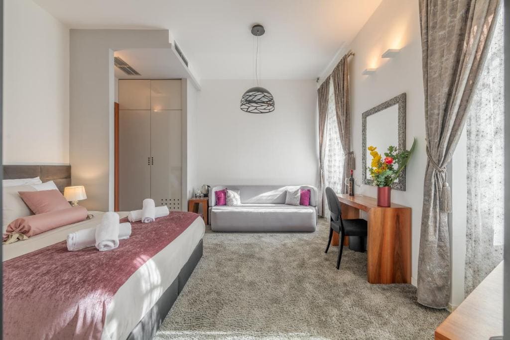Deluxe Suite with Park View room - Image 2