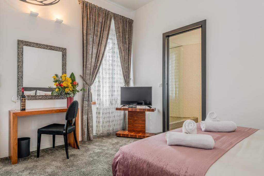 Deluxe Suite with Park View room - Image 3
