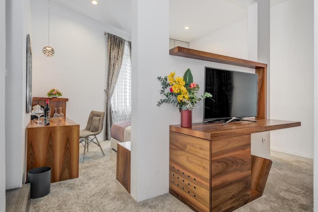 Deluxe Suite with Steam Bath room - Image 1