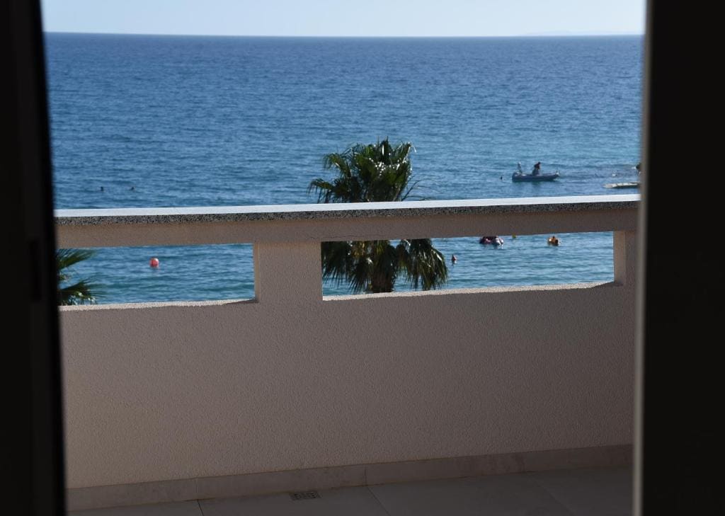 Deluxe Suite with Sea View and Kitchen room - Image 3