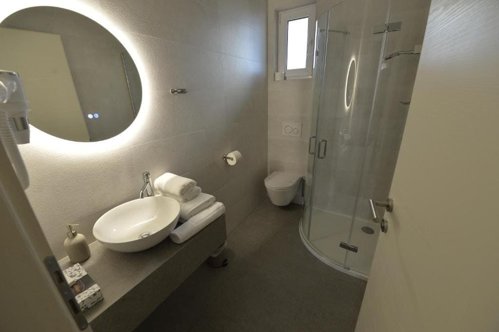 Deluxe Suite with Sea View room - Image 2