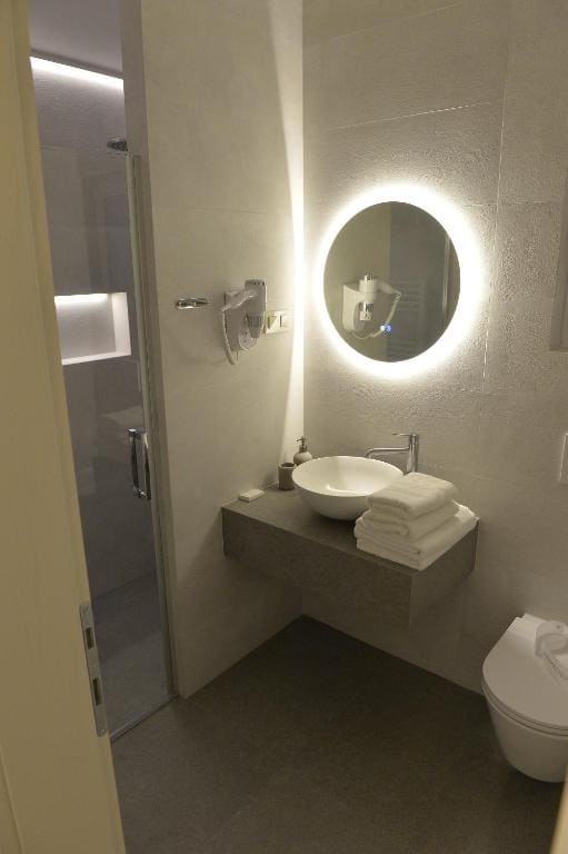Deluxe Suite with Sea View room - Image 3