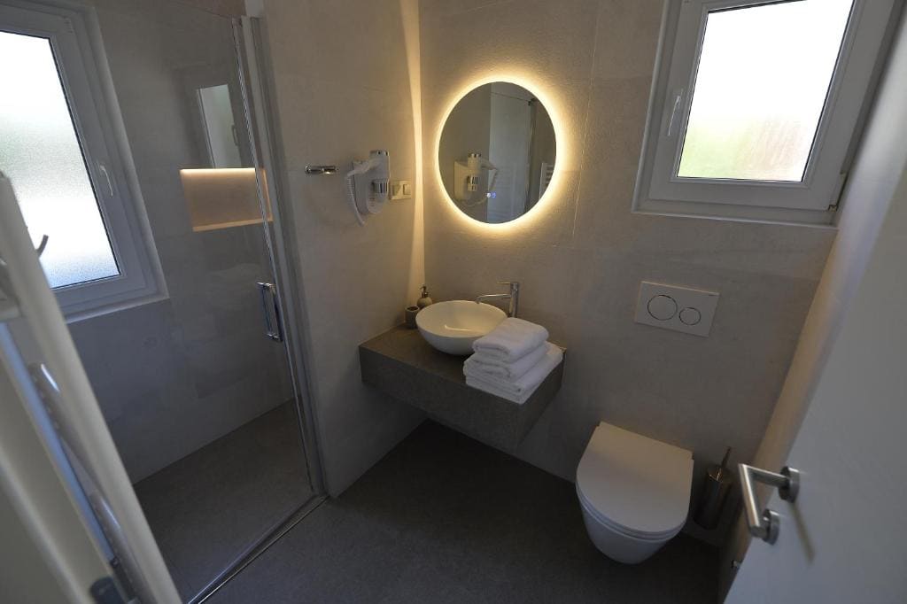 Deluxe Suite with Side Sea View and Kitchen room - Image 3