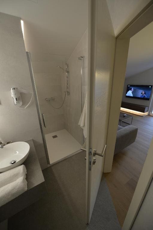 Deluxe Suite with Side Sea View room - Image 3