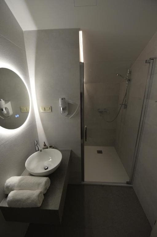 Deluxe Suite with Side Sea View room - Image 2