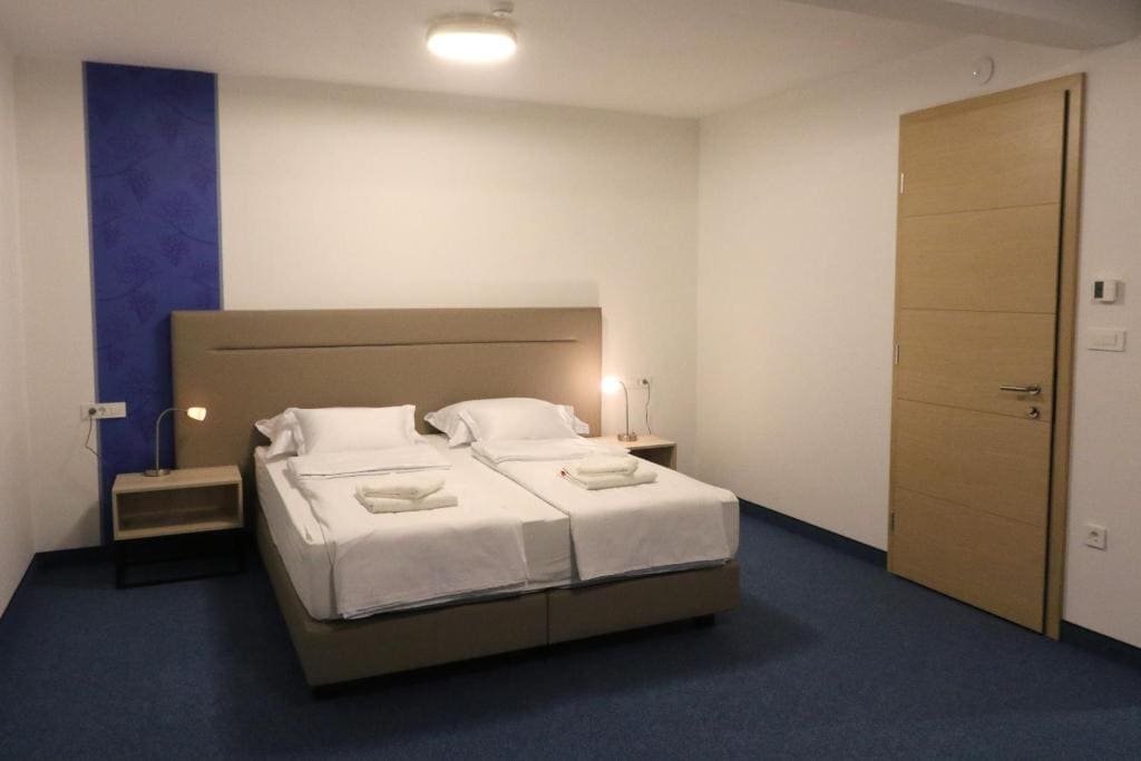 Deluxe Double Room with Bath room - Image 3