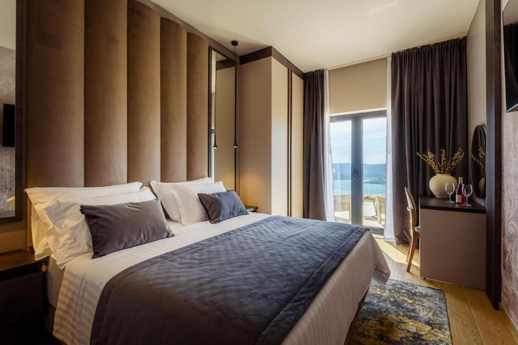 Double Room with Sea View room - Image 2