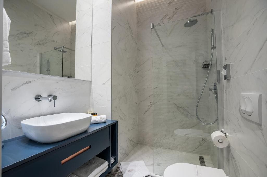 Deluxe Double Room with Bath room - Image 2