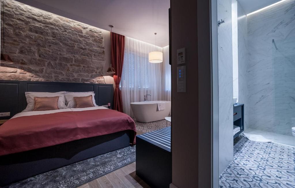 Deluxe Double Room with Bath room - Image 3