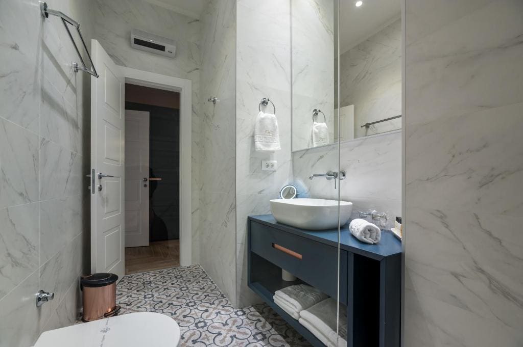 Deluxe Double Room with Bath room - Image 1