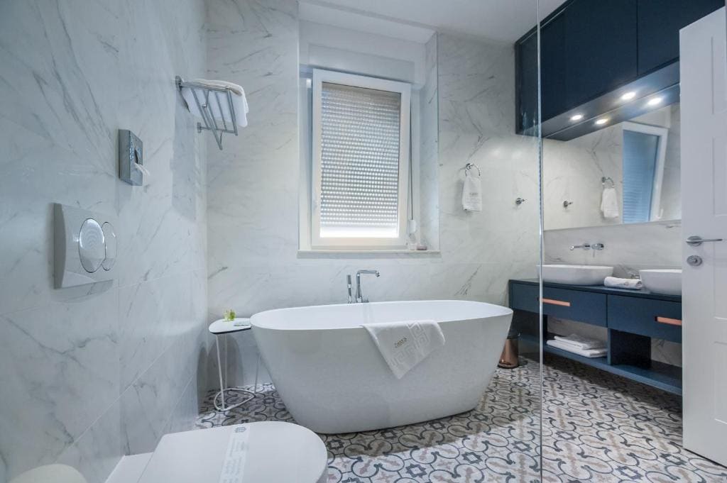 Deluxe Suite with Sea View room - Image 2