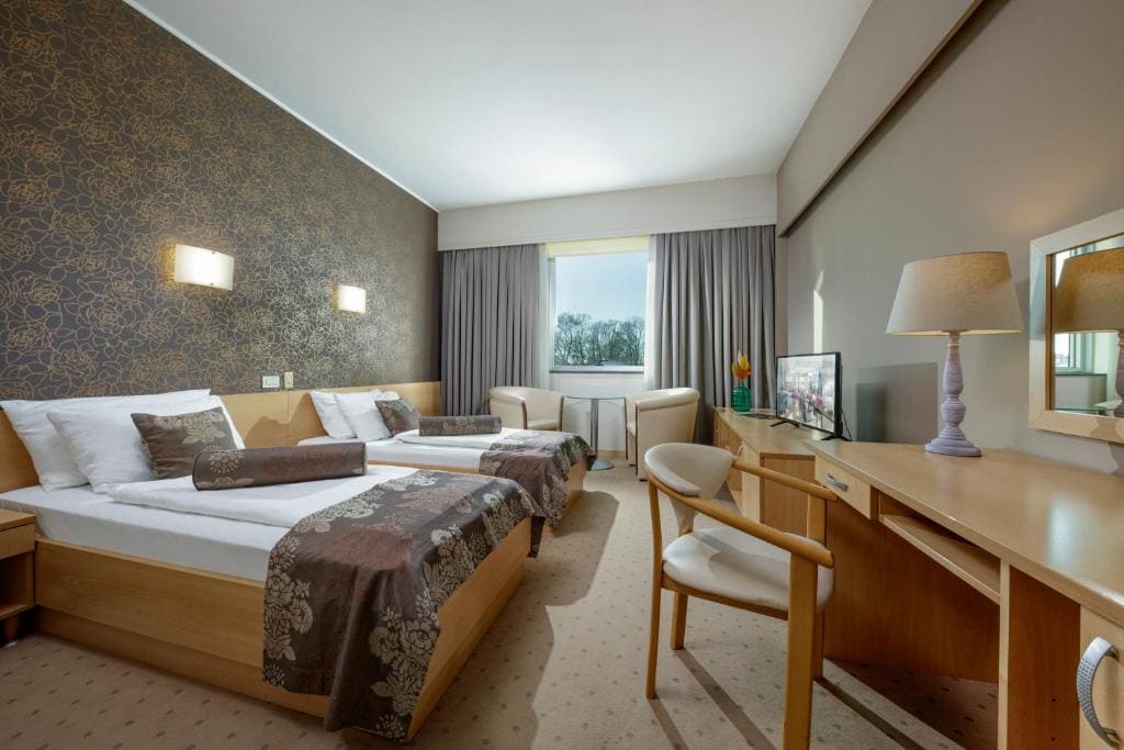 Family Room room - Image 2