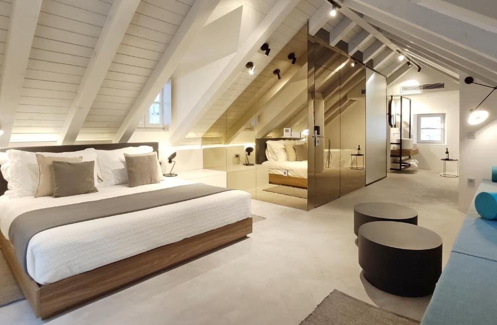 Suite with Balcony and Spa Bath room - Image 3