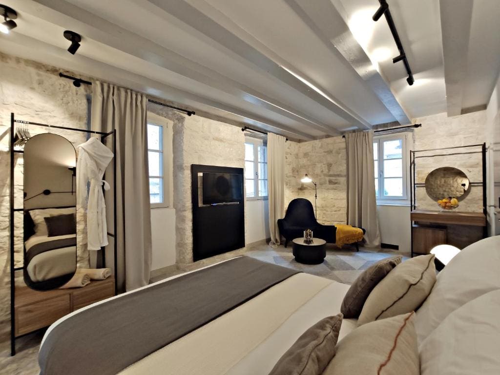 Superior Queen Double Room with Balcony room - Image 3