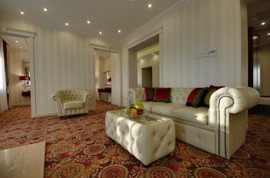 King Suite with Spa Bath room - Image 2