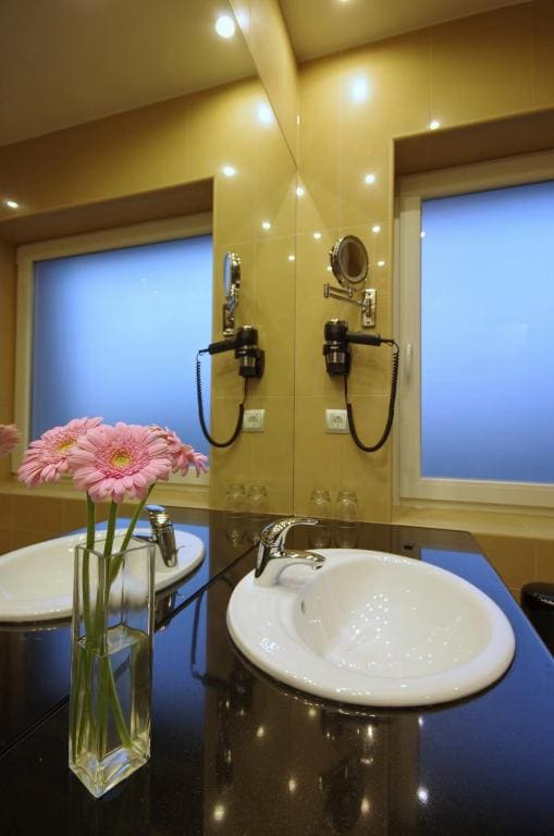 Superior Double Room with Balcony room - Image 3