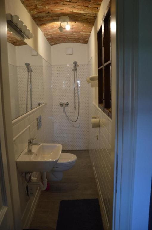 Octuple room with bunk bed room - Image 1