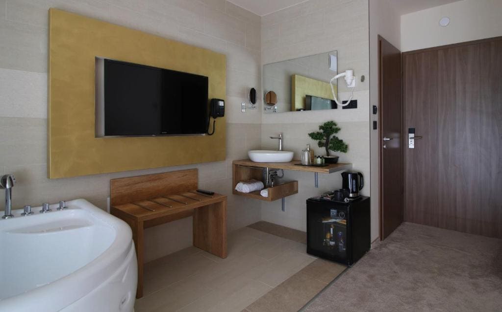 Queen Room with Spa Bath room - Image 3