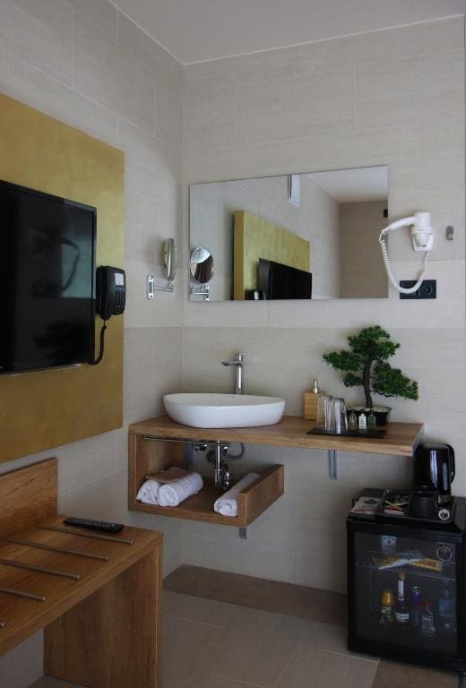 Queen Room with Spa Bath room - Image 2