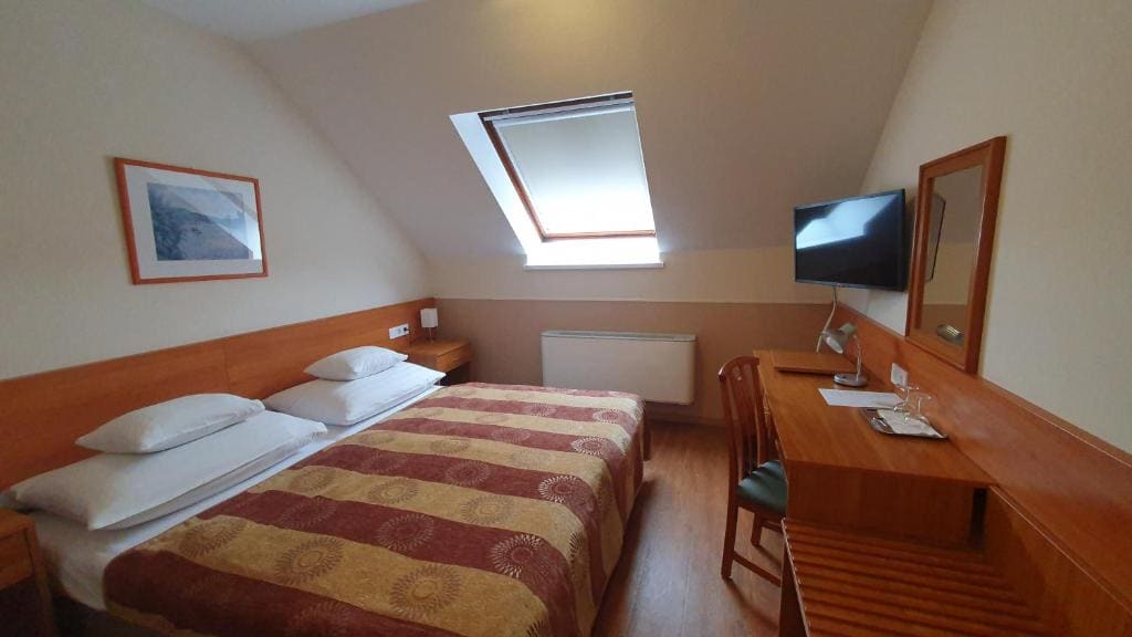 Queen Room - Attic room - Image 1