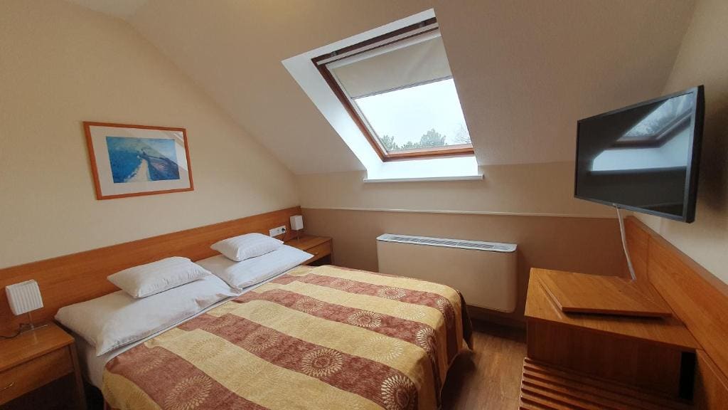 Queen Room - Attic room - Image 2