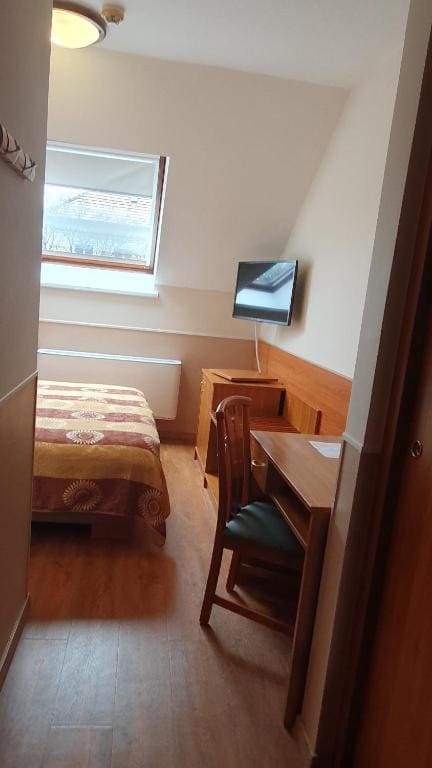 Queen Room - Attic room - Image 3