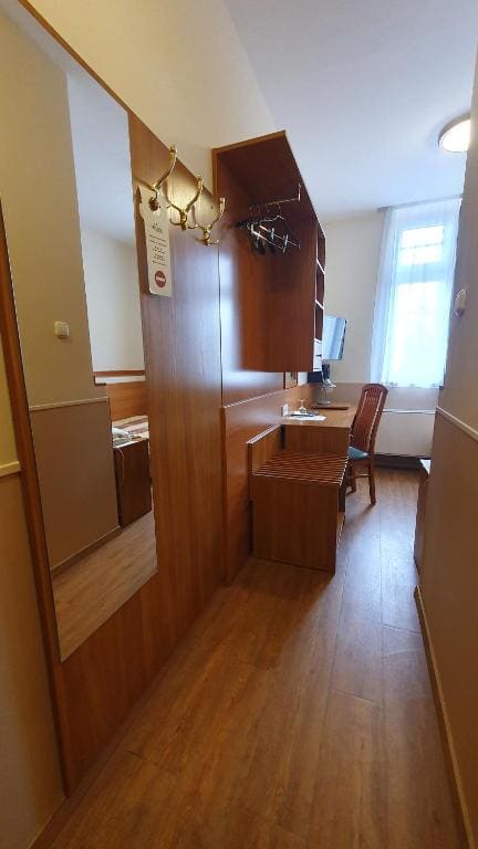 Small Single Room room - Image 3