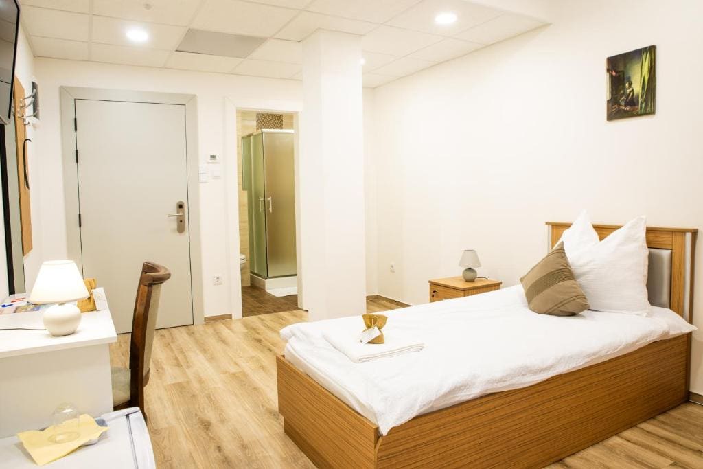 Economy Twin Room room - Image 2
