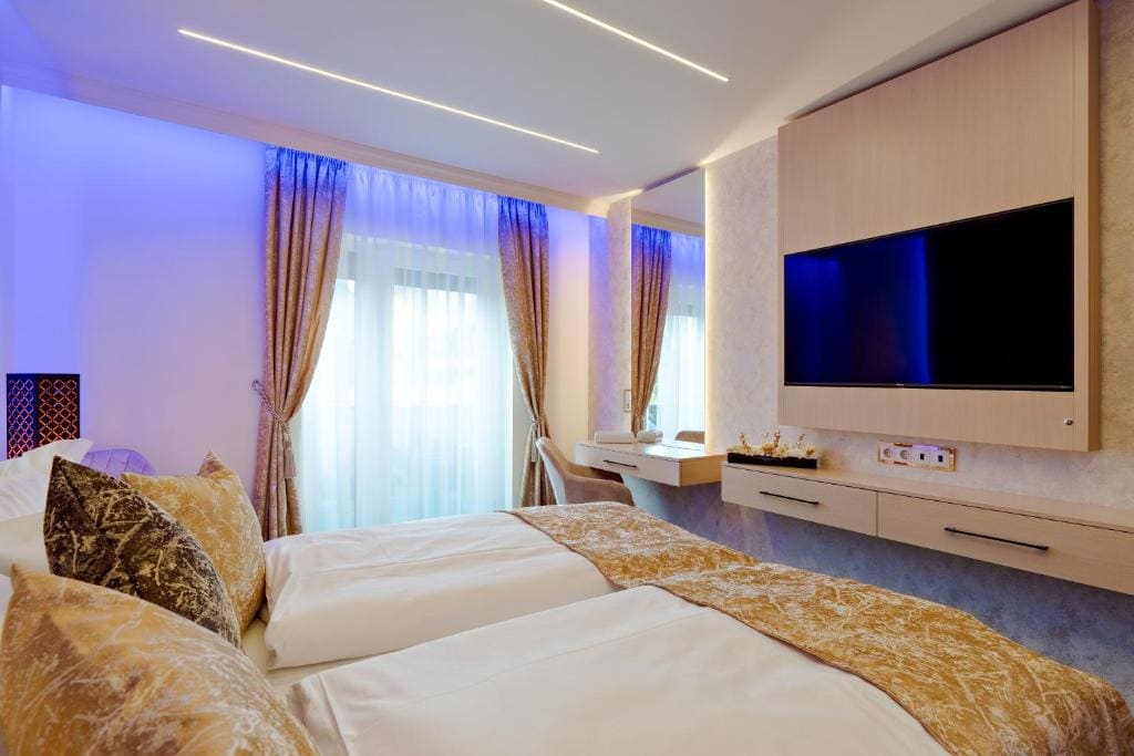 Deluxe Family Room room - Image 2